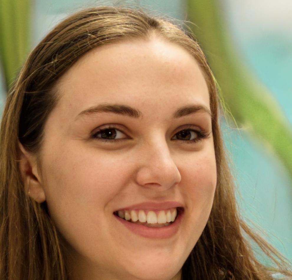 Andreea Popescu, analist financiar senior